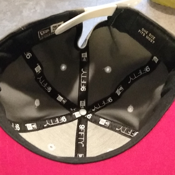 Vintage East Coast college sports snapbacks. - Picture 12 of 17